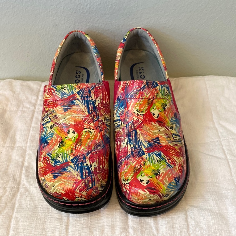 Klogs slip resistant patent shoes. Non marking. Bright abstract print. Side 9